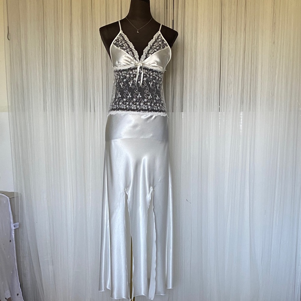 Elegant White Lace Chemise